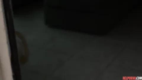 Oteli bıraktığı gibi çökertip götürdüğü öğrencisiyle sevişir