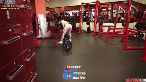 Spor salonunda azgın gençler birbirlerine engel olamıyor 