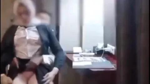 Patronu ile sekreter arasında oluşan gizemli ilişkiden kaçamıyorlar