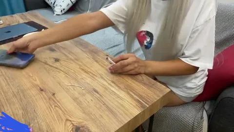 Yatak odasında kapalı genç kadın ne yaptı dersiniz